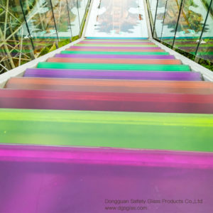 Colored laminated glass installed on the staircase floor of the scenic spot